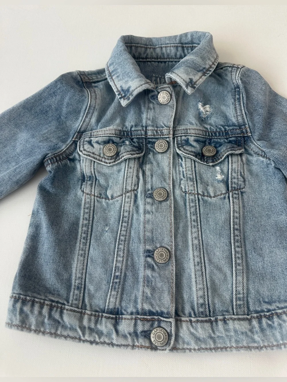 Gap girl’s Icon Denim Jacket. with distressed detailing at the chest.  Size 4T.